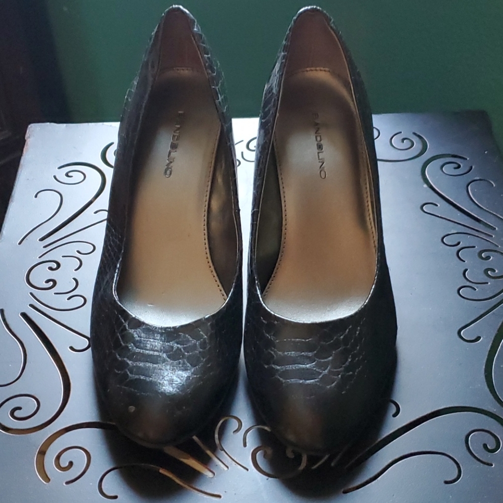 Black wedges